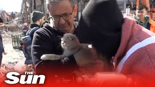 Pemilik kucing menjadi emosional saat hewan peliharaannya diselamatkan dari reruntuhan setelah gempa di Turki