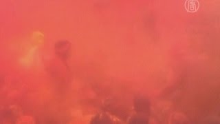 Индусы раскрашивают друг друга в честь весны Индусы раскрашивают друг друга в честь весны