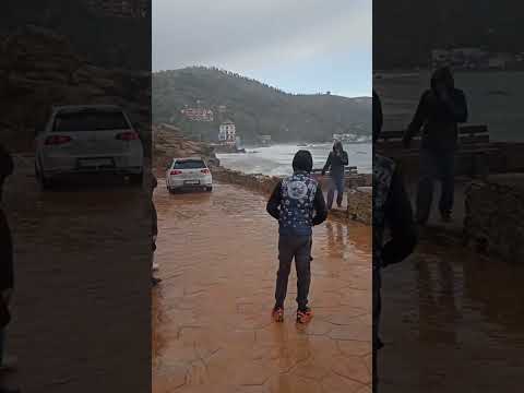 سكيكدة اشخاص يخاطرون بأنفسهم وبأبنائهم من اجل التقاط صور تذكارية مع امواج البحر