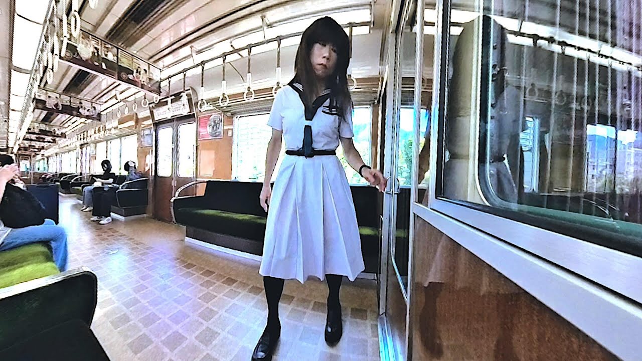 セーラー服で阪急神戸線、三宮、高架下へ　　Wearing a sailor uniform, I headed to the Hankyu Kobe Line, Sannomiya