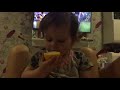 Малышка кушает лимон и даже не кривится)