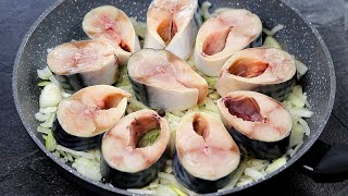 ПОТРЯСАЮЩЕ вкусно! Скумбрия на луковой подушке. Это рецепт из серии чем проще, тем вкуснее!