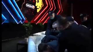 Лев Против получил по лицу