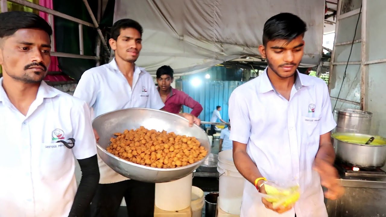 " Santosh Pakodewala " | 300 Plates Finished an Hour | 25 Rs/ Plate | Nagpur Street Food | Indian Food Loves You
