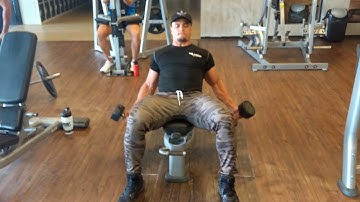 Rosca com halteres Bilateral com rotação, banco inclinado