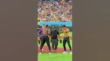 Jevon Kearse Makes Guest Appearance At Savannah Bananas Game To Do The Weigh Ins Dance 