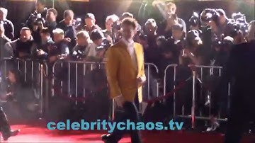 Jim Carrey and Jeff Daniels joking around on red carpet for Dumb and Dumber to