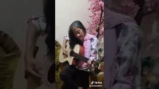 Nenek nenek 2019 bisa main gitar sambil nyanyi