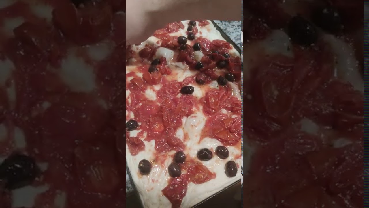 Focaccione con Pomodorini, Puntarelle, Burratina e Alici