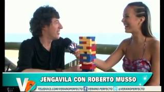 Roberto Musso jugando al Jenga en 