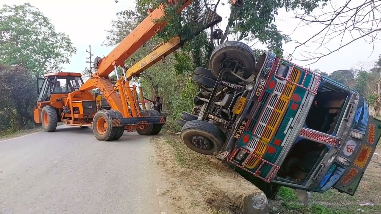 Accident truck ^empty load ^recovery by Two ACE HYDRA and mercedes recovery van 