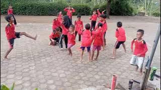 Permainan Boy boyan / gempuran bersama siswa kelas 4 UPT SD Negeri Panggungasri 02