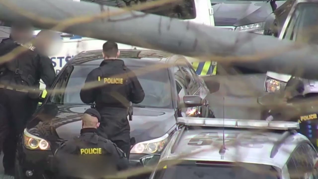 MLADÍK POD VLIVEM ALKOHOLU A DROG USNUL V BMW V CENTRU PRAHY