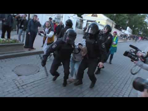 a punch to the gut by russian policeman 10.08.2019