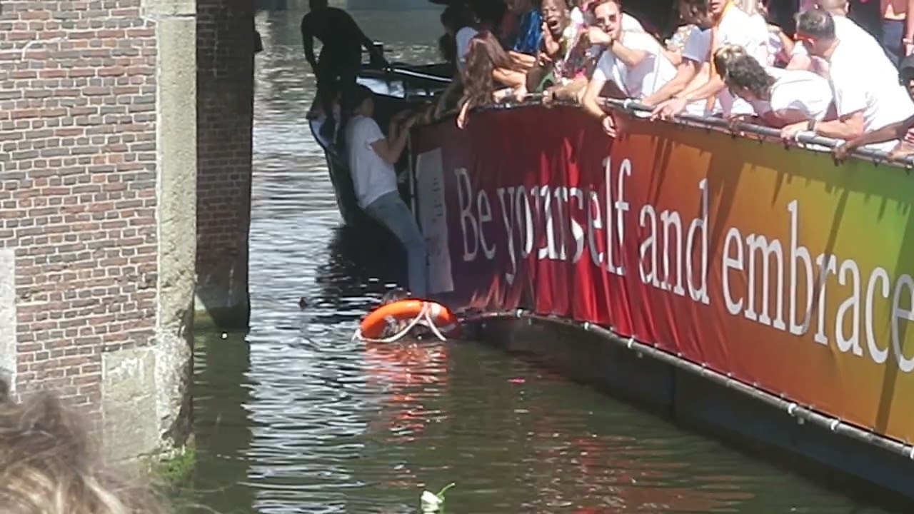 Vrouw Valt In De Prinsengracht Tijdens De Canal Pride Amsterdam 2022 Youtube