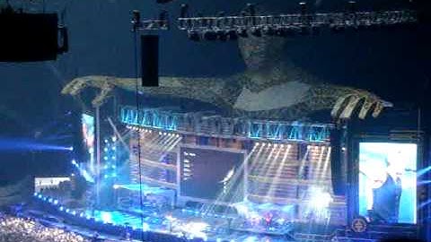 Robbie thanks the audience & Come Undone