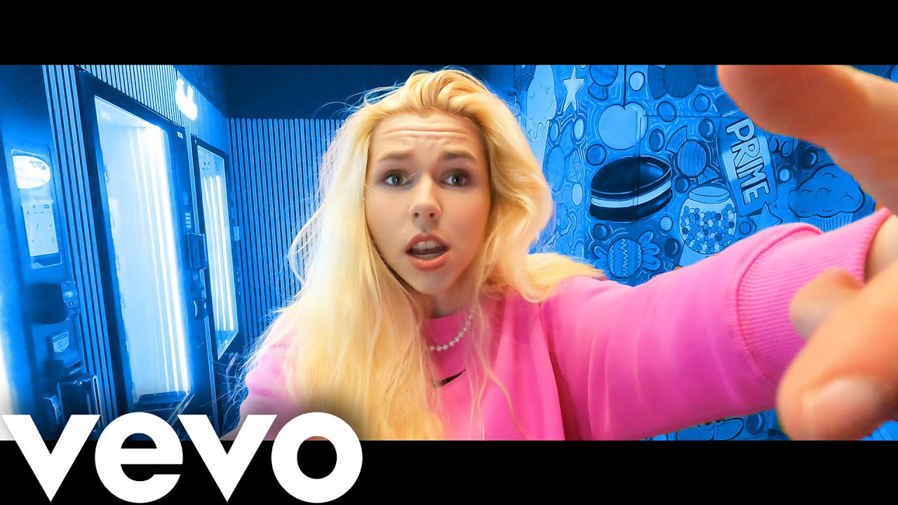 Watch AwesomeElina- TAKIS (Offizielles Musikvideo) on YouTube