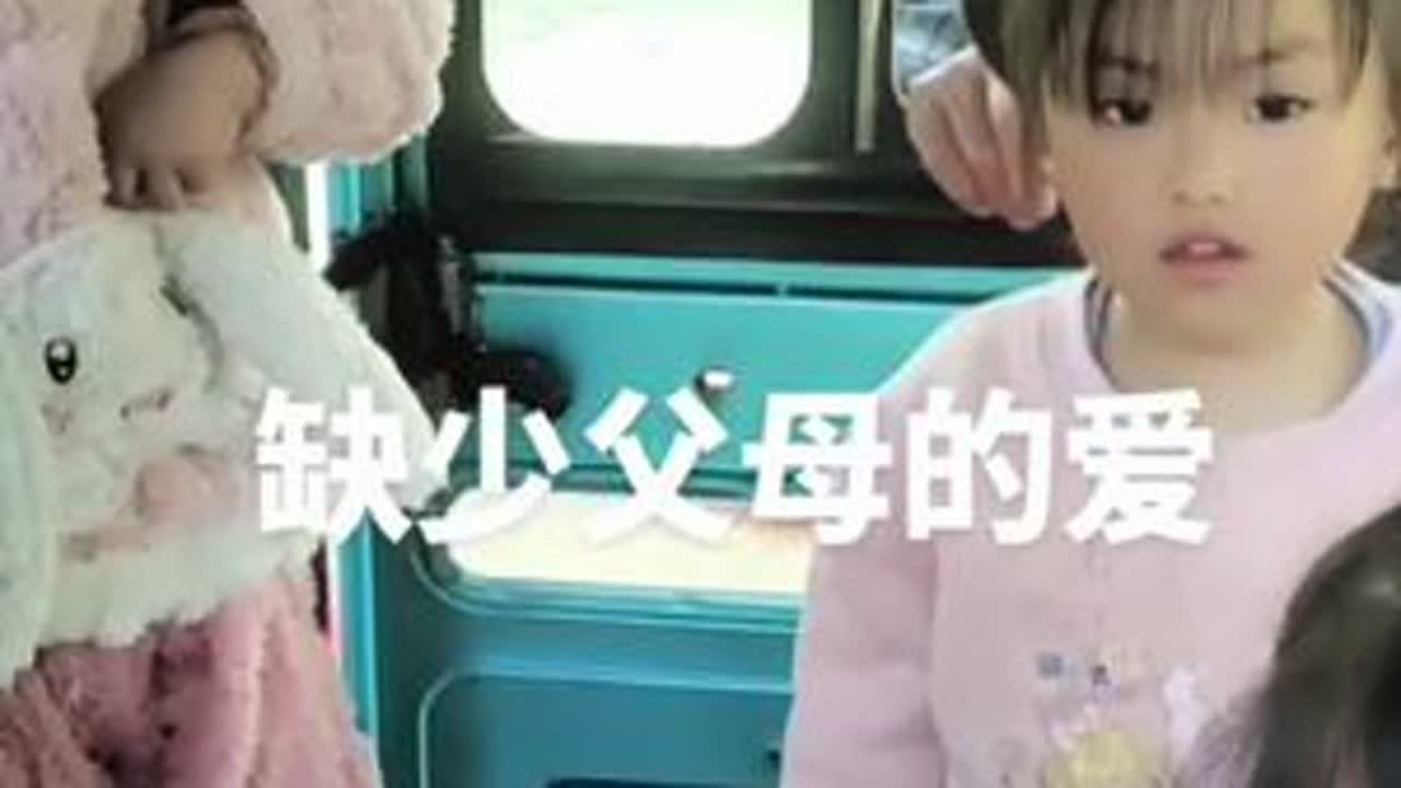 今天来到徐集镇看着一位七十多岁爷爷独自带着三个小孙女。#人间温暖 #爱心传递 #正能量 @固始：葫芦娃他姐