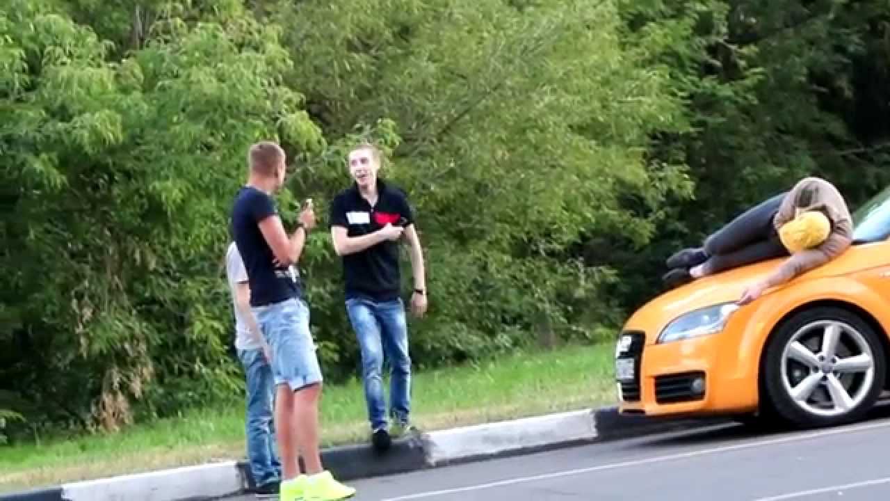Парень спит в машине
