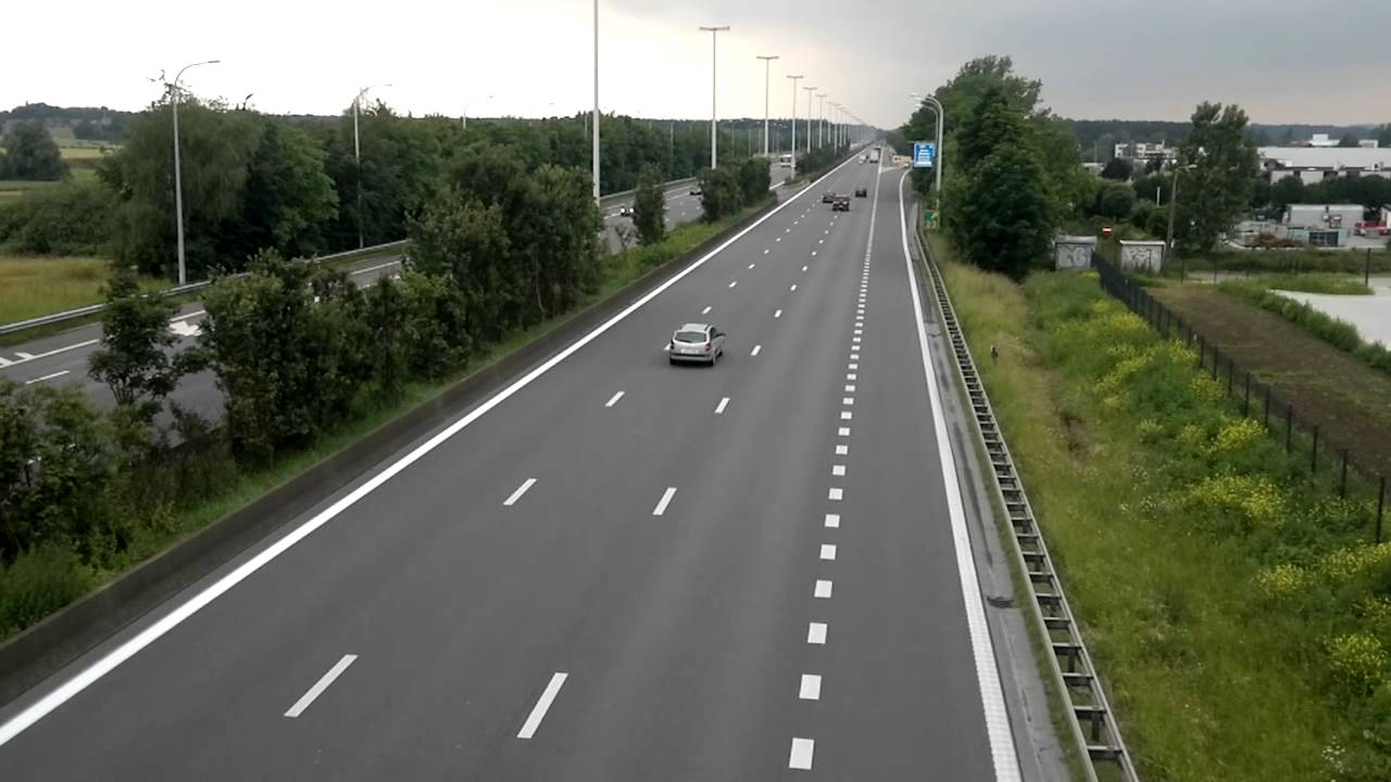 Бежит шоссе канает. Автомагистраль Бельгии. Бежит шоссе канает Автострада. Автострада под речкой Бельгия. Бельгийская автомагистраль фото.