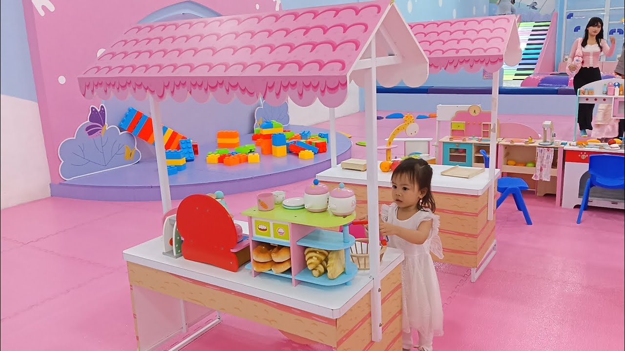 Naomi bermain peran menjadi penjual roti di toko roti yang lucu banget ...