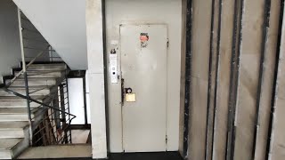 Crappy! Old unknown (mod) traction elevator in apartments