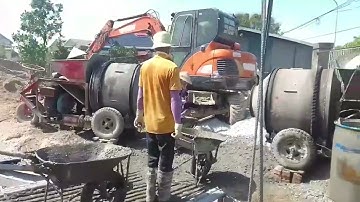 Cận cảnh đổ bê tông móng bằng tay có hỗ trợ bằng máy xúc | Khối lượng móng 60 m3