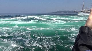 鳴門海峡の渦潮小型観潮船にてWhirlpools of Naruto