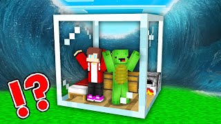 EPIC TSUNAMI vs. Mikey \& JJ Doomsday GLASS Bunker - Minecraft (Maizen)