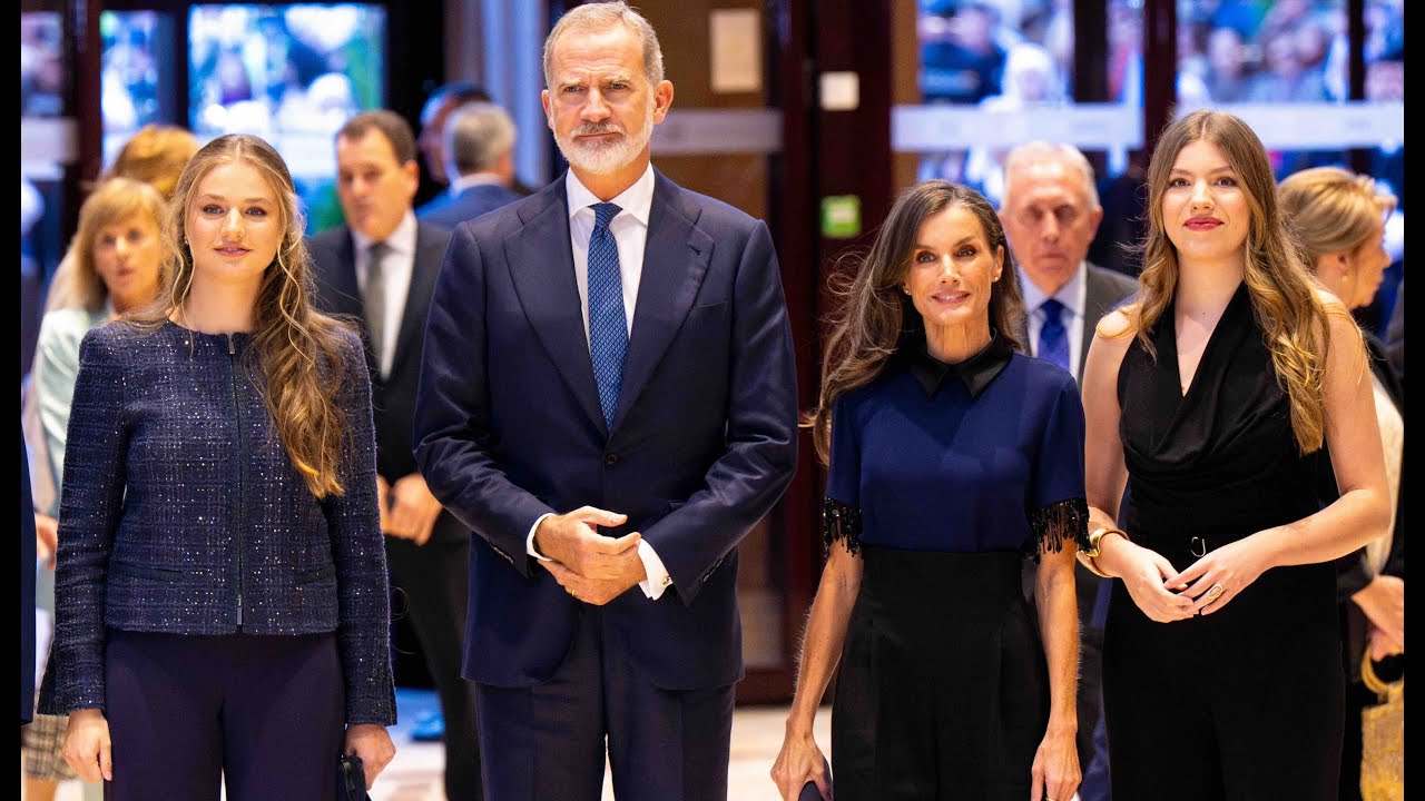 Принцесса Леонор, королева Летиция, король Фелипе и инфанта София на концерте вручения наград при...