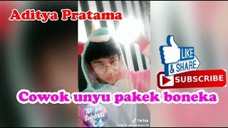 cowok unyu pakek boneka aditya pratama