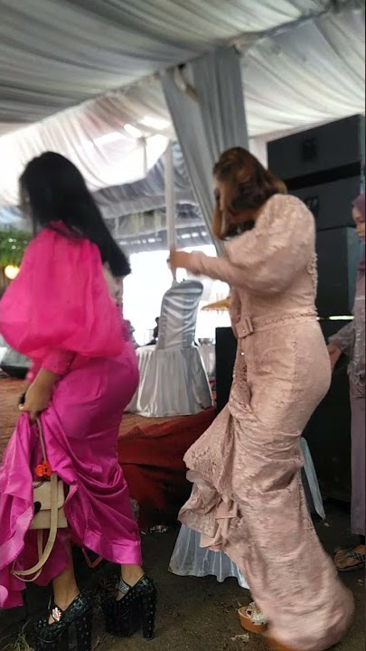 BIKIN KAGET..! || penyanyi dangdut terpeleset saat naik panggung #short #shorts