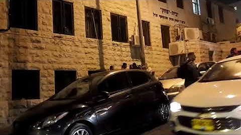 Police extricate soldier (Media Resource Group)