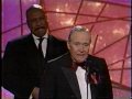 Ving Rhames gives his Golden Globe to Jack Lemmon (1998)