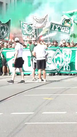 Die Fans von Werder Bremen starten mit einem Fanmarsch Richtung Weserstadion! #shorts