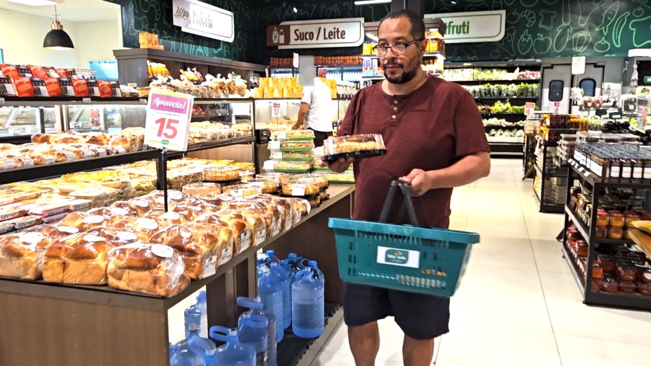 NOS DIVERTIMOS MUITO DENTRO DESTE SUPERMERCADO CONFERINDO OS PREÇOS E PRODUTOS DIFERENTES