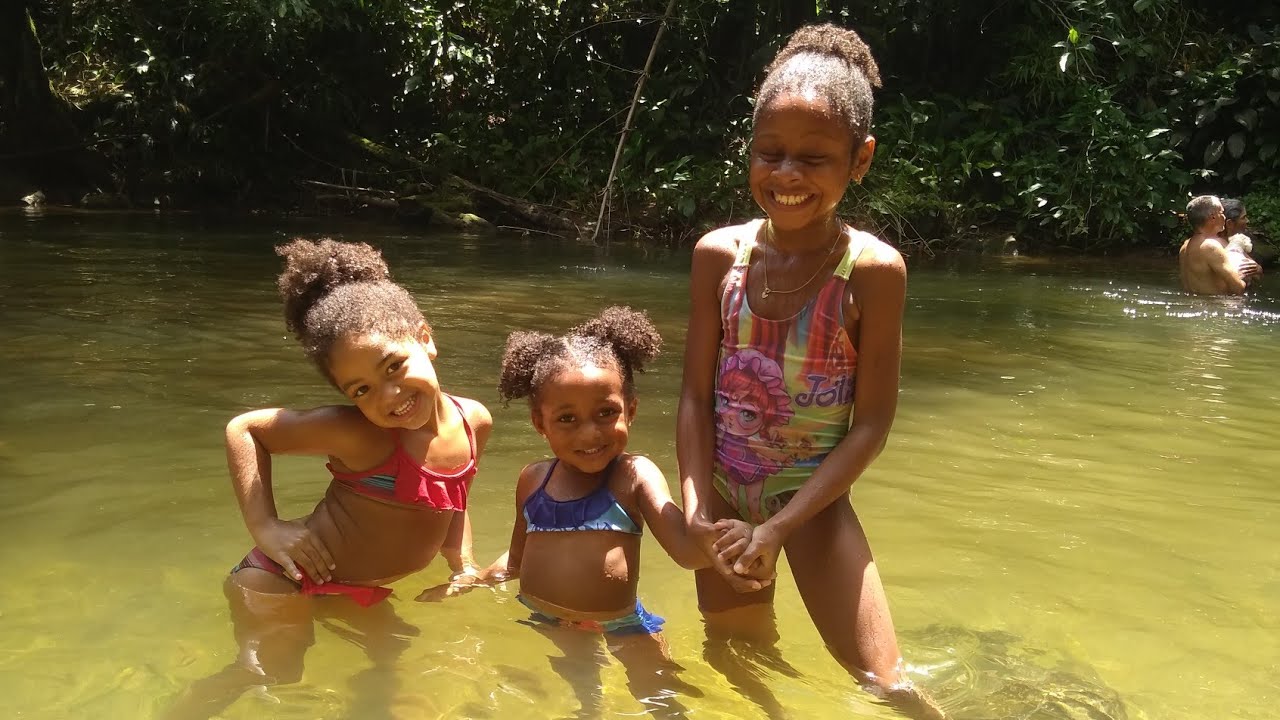 Levamos as crianças na Cachoeira