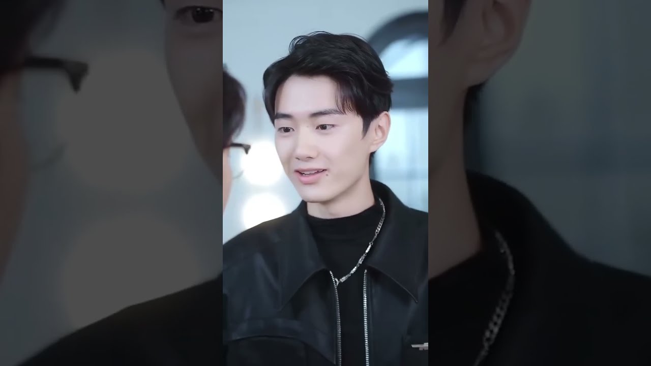 Après avoir quitté ce salaud, elle a épousé le mystérieux patron et a été gâtée par lui !