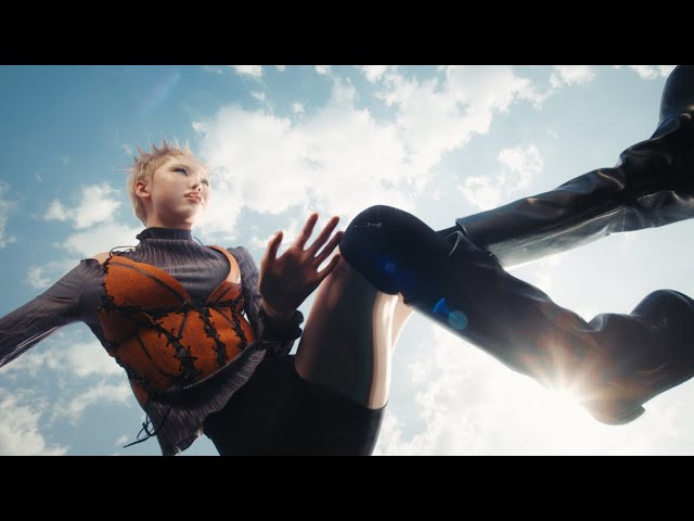 Порно: Екі дос қыз бірін-бірі жазалады