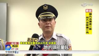 驚悚!女子突跳鐵軌 台鐵急剎保住一命│中視新聞 20161113