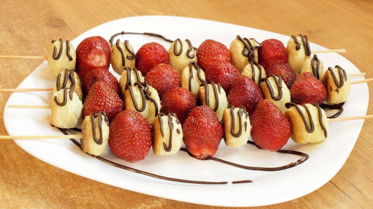 ⁣Десерт "Шашлык из клубники": слоёное тесто, шоколад и клубника!