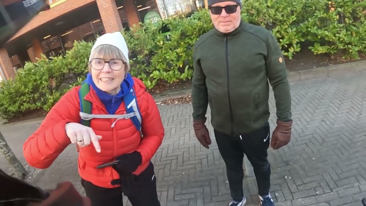 møder Karens på knallert!