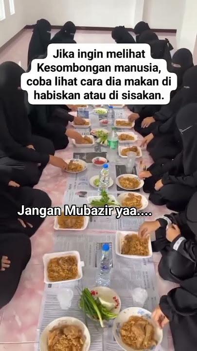 santri putri sedang berbuka puasa