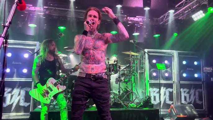 Janjal porno tomosha Brunette birinchi marta anal jinsiy aloqa qilishga harakat qiladi