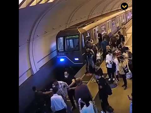 В Москве промышленный альпинист спас мужчину, упавшего на рельсы метро прямо перед поездом