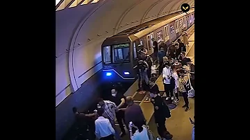 В Москве промышленный альпинист спас мужчину, упавшего на рельсы метро прямо перед поездом