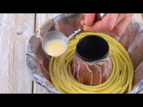 tapissez-un-moule-à-savarin-de-jambon.-Ça-va-être-délicieux-!