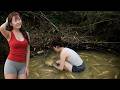 Traditional Fishing Techniques: How a Brave Girl Catches Giant Fish by Hand