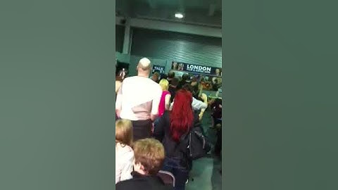 Rob Maschio (The Todd!) high-fives everyone at LFCC