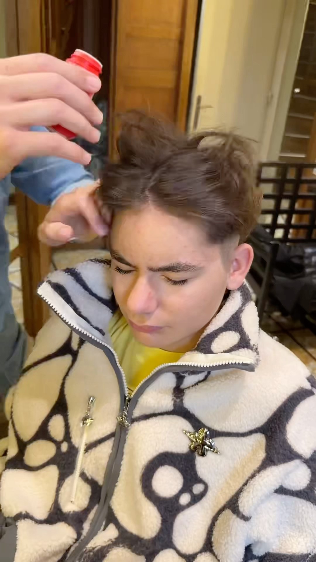 Swan fait une coupe middle part chez le coiffeur !
